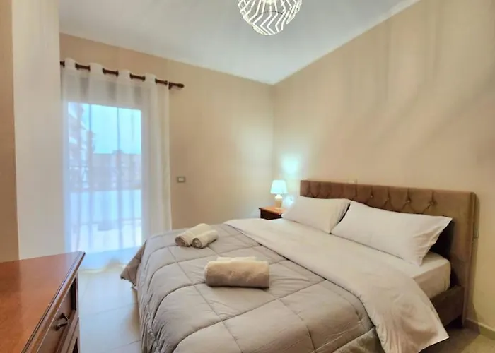 One Bd Flat Near Center With 24h Self Check In Apartment