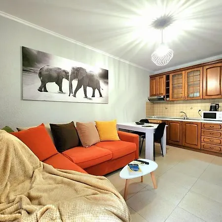 One Bd Flat Near Center With 24h Self Check In 아파트 *